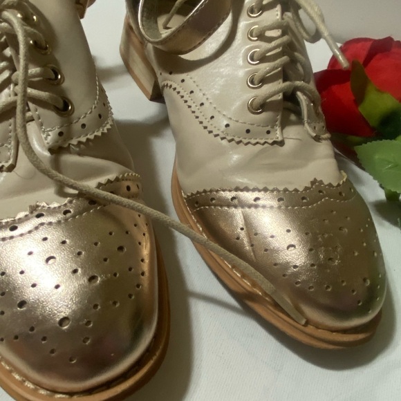 WANTED (feminine)
 SIze 7 M Beige and gold color - Picture 6 of 9